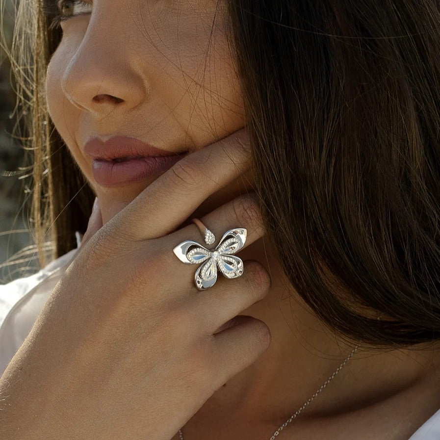 Anillo abierto de plata de ley 925 con flor de cinco pétalos y circonitas blancas, 26,8mm x 22,3mm x 3,5mm.