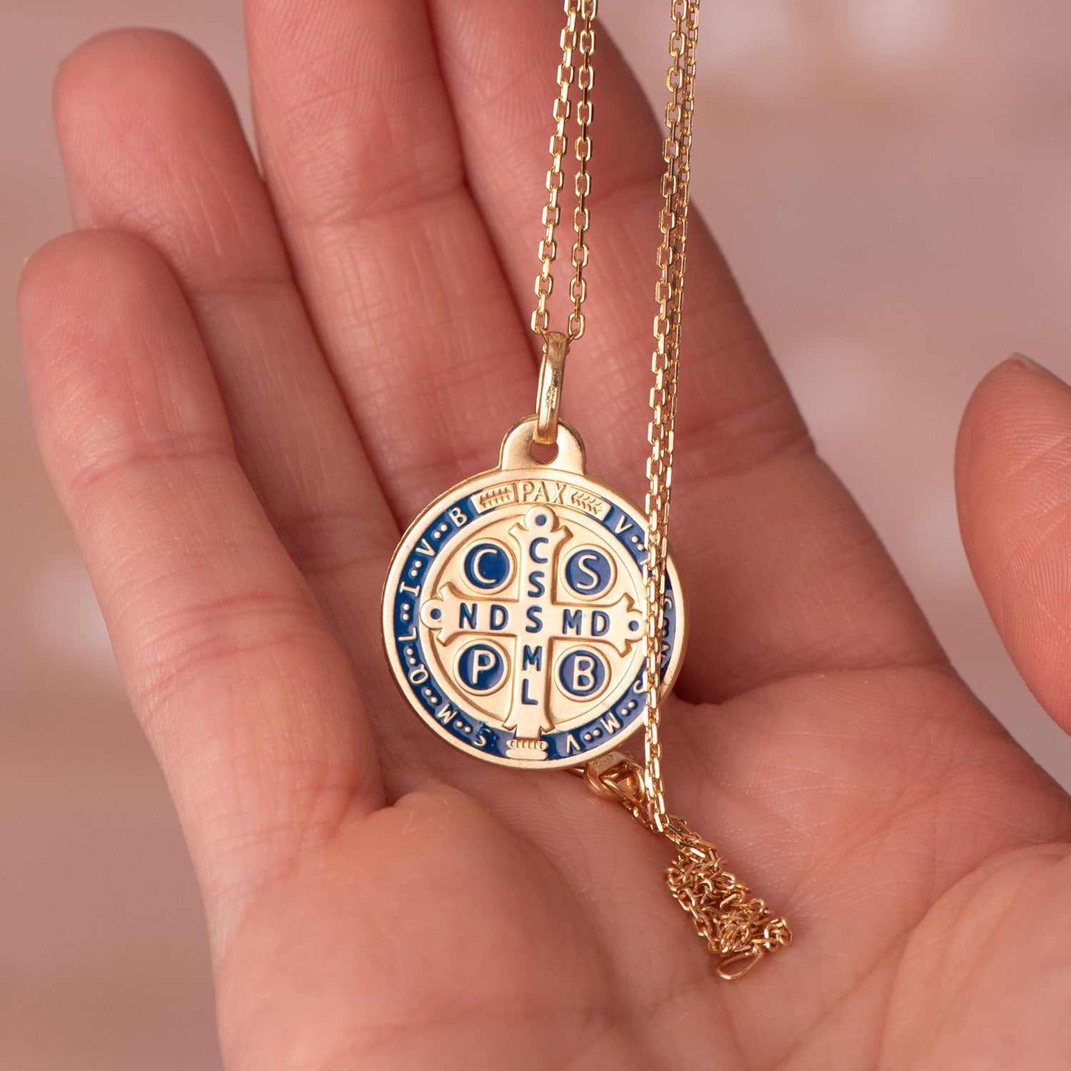 Escapulario de San Benito en oro 18k con esmalte azul, 19 mm, colgado de una cadena