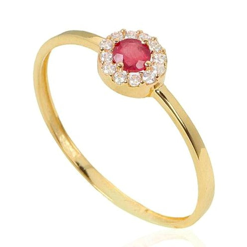 Sortija fina de oro amarillo de 18 k, orla de circonitas con un rubí fino central
