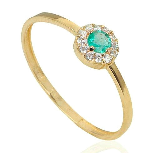 Sortija de oro amarillo de 18 k, orla de circonitas con una esmeralda fina en el centro.

