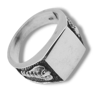 Anillo sello cuadrado con grabado de cobra