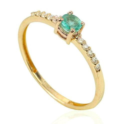 Sortija de oro amarillo de 18 k, con una Esmeralda en el centro y circonitas a ambos lados