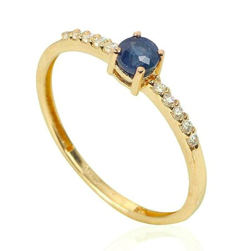 Sortija de oro amarillo de 18 k, con un Zafiro en el centro y circonitas a ambos lados.

