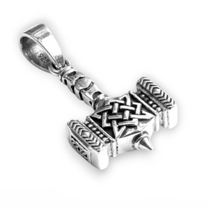 Colgante de plata de ley 925 en forma de maza, detallado con runas vikingas que representa a Mjolnir, el martillo de Thor