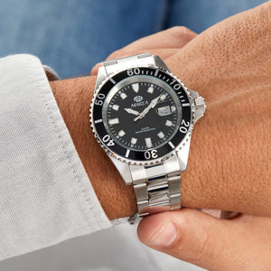 Reloj para hombre Marea, caja de acero inoxidable color plateada de 43 mm, brazalete de acero color plateado, esfera negra con bisel negro - detalle