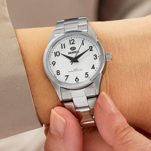 Reloj para mujer Marea, caja de acero inoxidable color plateada de 30 mm, brazalete de acero color plateado, esfera blanca - detalle