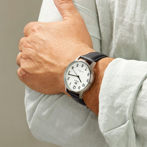 Reloj para hombre Marea, caja de acero inoxidable color plateada de 40 mm, correa de piel color negra, esfera blanca - detalle