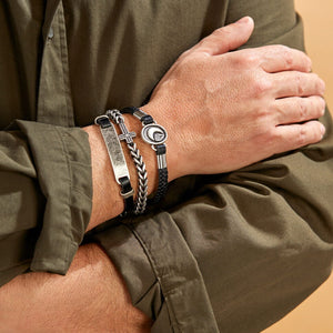 Pulsera de piel negra con placa metálica grabable, 22 cm, cierre de caja