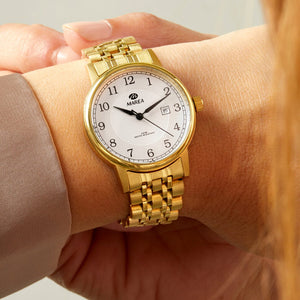 Reloj para mujer Marea, caja de acero inoxidable color dorada de 32 mm, brazalete de acero color dorado, esfera blanca - detalle
