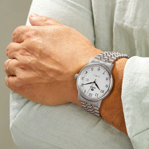 Reloj para hombre Marea, caja de acero inoxidable color plateada de 42 mm, brazalete de acero color plateado, esfera blanca - detalle