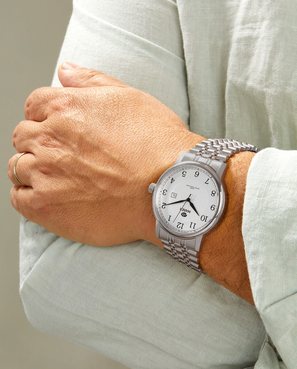 Reloj para hombre Marea, caja de acero inoxidable color plateada de 42 mm, brazalete de acero color plateado, esfera blanca - detalle