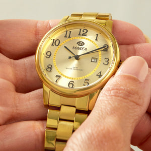 Reloj para mujer Marea, caja de acero inoxidable color dorada de 34 mm, brazalete de acero color dorado, esfera dorada con números en negro - detalle