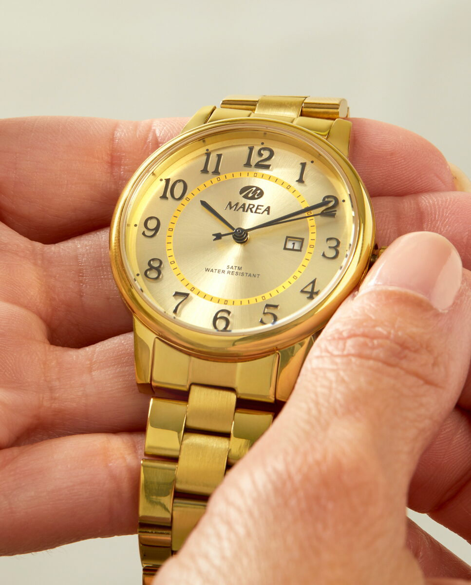 Reloj para mujer Marea, caja de acero inoxidable color dorada de 34 mm, brazalete de acero color dorado, esfera dorada con números en negro - detalle