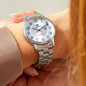 Reloj para mujer Marea, caja de acero inoxidable color plateada de 34 mm, brazalete de acero color plateado, esfera plateada con números en azul marino - detalle
