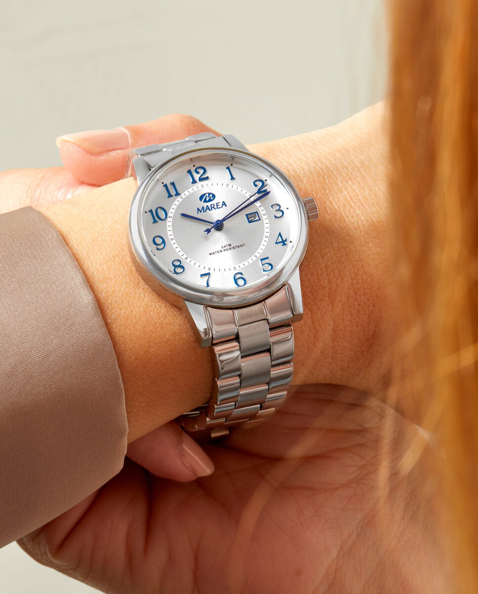 Reloj para mujer Marea, caja de acero inoxidable color plateada de 34 mm, brazalete de acero color plateado, esfera plateada con números en azul marino - detalle