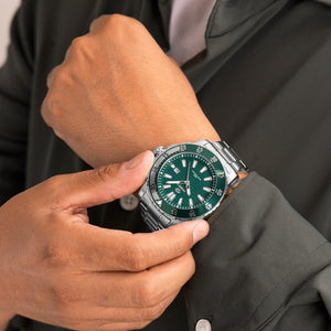 Reloj para hombre Marea, caja de acero inoxidable color plateada de 42 mm, brazalete de acero color plateado, esfera verde - detalle