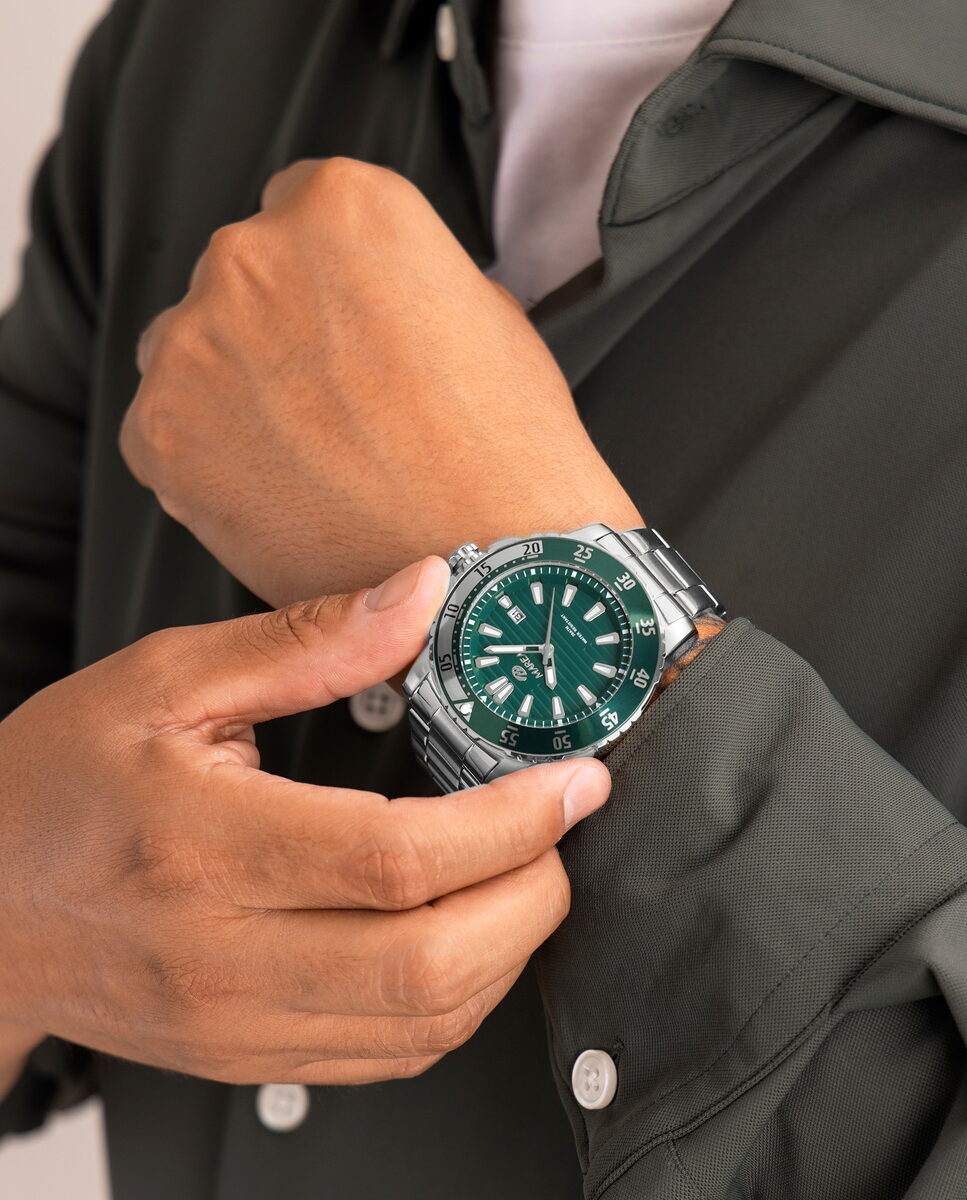 Reloj para hombre Marea, caja de acero inoxidable color plateada de 42 mm, brazalete de acero color plateado, esfera verde - detalle