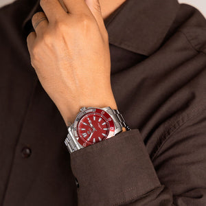 Reloj para hombre Marea, caja de acero inoxidable color plateada de 42 mm, brazalete de acero color plateado, esfera granate - detalle