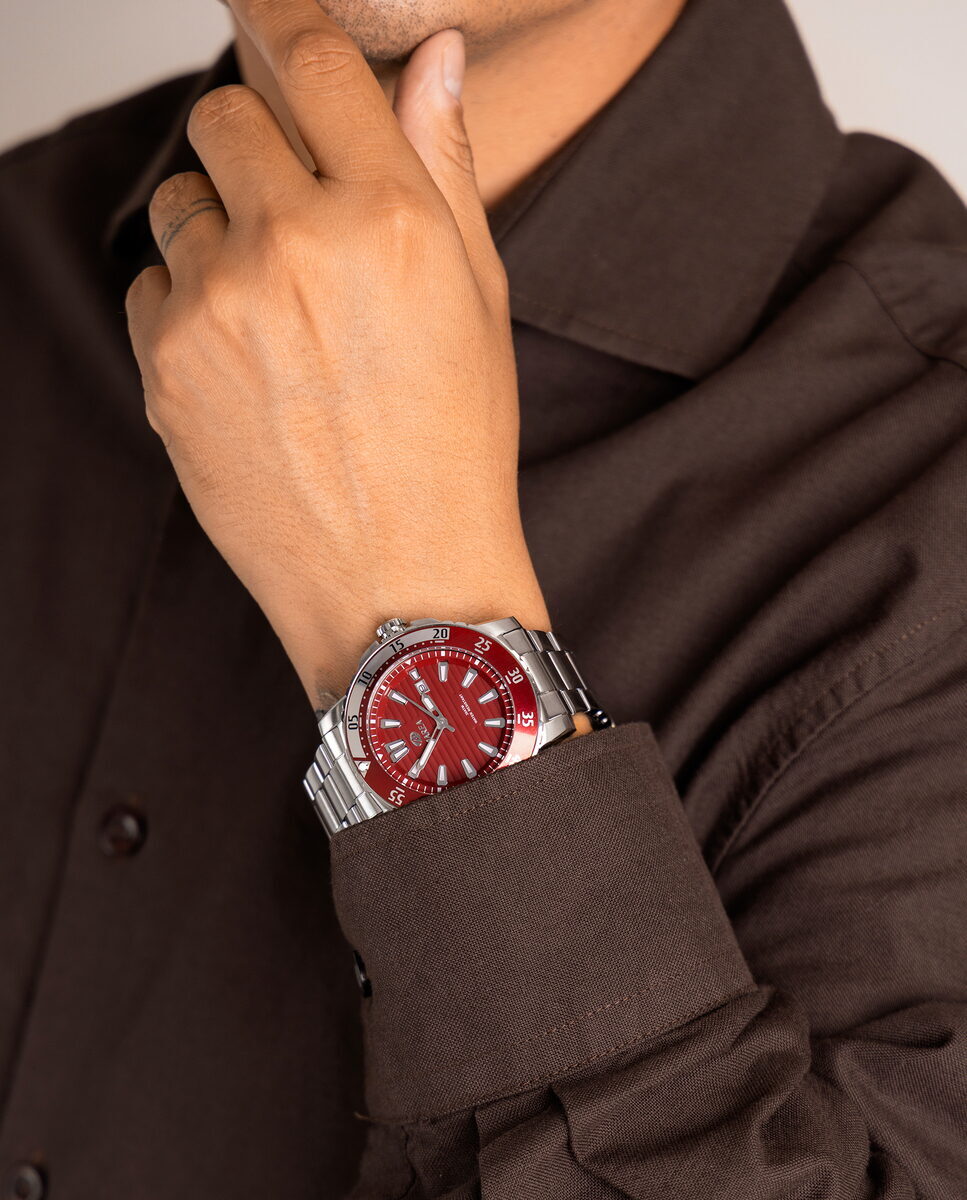 Reloj para hombre Marea, caja de acero inoxidable color plateada de 42 mm, brazalete de acero color plateado, esfera granate - detalle