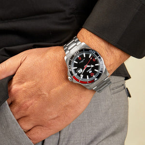 Reloj para hombre Marea, caja de acero inoxidable color plateada de 39 mm, brazalete de acero color plateado, esfera negra con detalles rojos - detalle