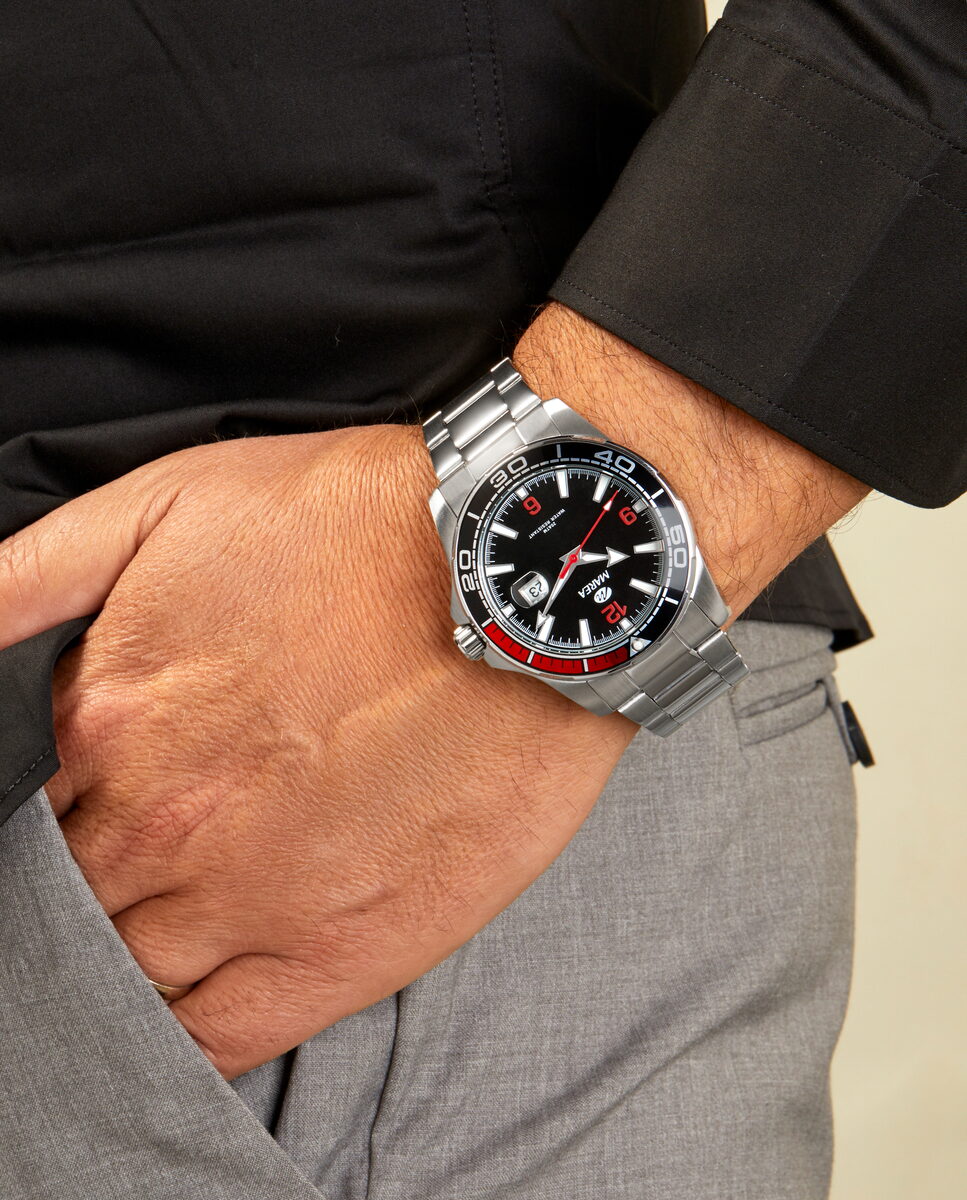 Reloj para hombre Marea, caja de acero inoxidable color plateada de 39 mm, brazalete de acero color plateado, esfera negra con detalles rojos - detalle