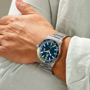 Reloj para hombre Marea, caja de acero inoxidable color plateada de 39 mm, brazalete de acero color plateado, esfera azul marino con detalles verde lima - detalle