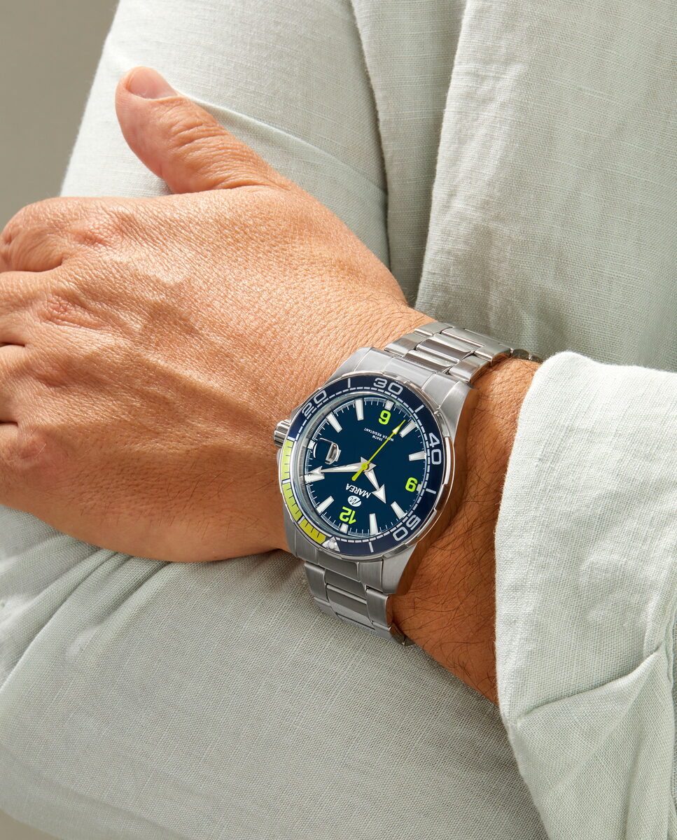 Reloj para hombre Marea, caja de acero inoxidable color plateada de 39 mm, brazalete de acero color plateado, esfera azul marino con detalles verde lima - detalle