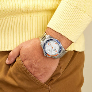Reloj para hombre Marea, caja de acero inoxidable color plateada de 39 mm, brazalete de acero color plateado, esfera blanca con detalles naranjas - detalle