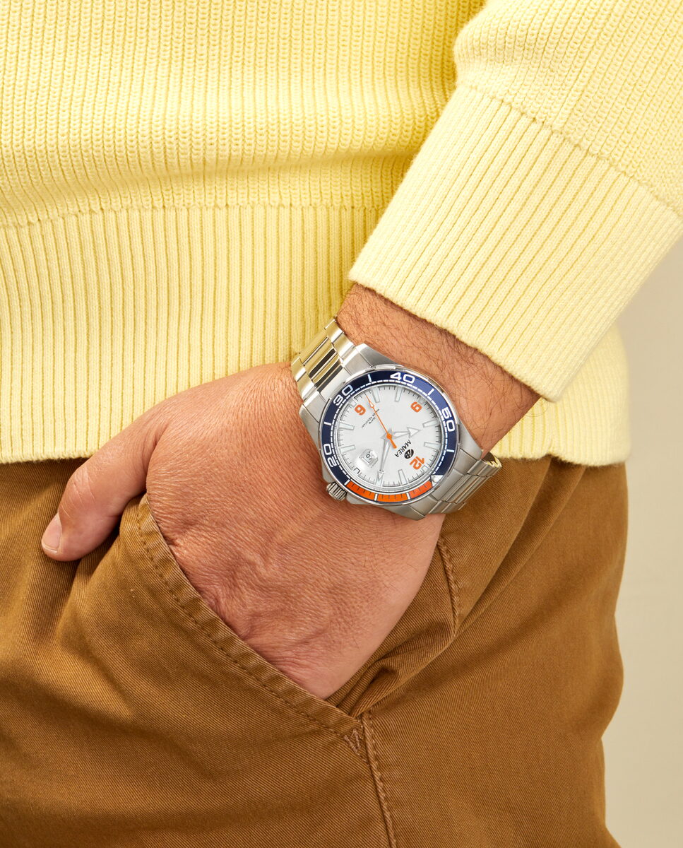 Reloj para hombre Marea, caja de acero inoxidable color plateada de 39 mm, brazalete de acero color plateado, esfera blanca con detalles naranjas - detalle