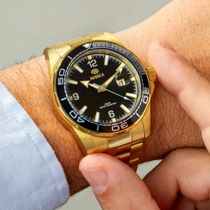 Reloj para hombre Marea, caja de acero inoxidable color dorada de 39 mm, brazalete de acero color dorado, esfera negra con detalles dorados - detalle