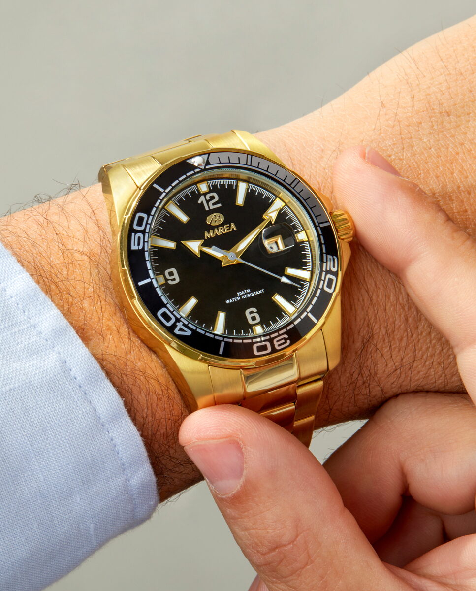 Reloj para hombre Marea, caja de acero inoxidable color dorada de 39 mm, brazalete de acero color dorado, esfera negra con detalles dorados - detalle