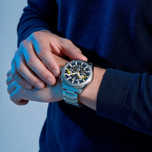 Reloj para hombre Marea, caja de acero inoxidable color plateada de 45 mm, brazalete de acero color plateado, esfera azul marino - detalle