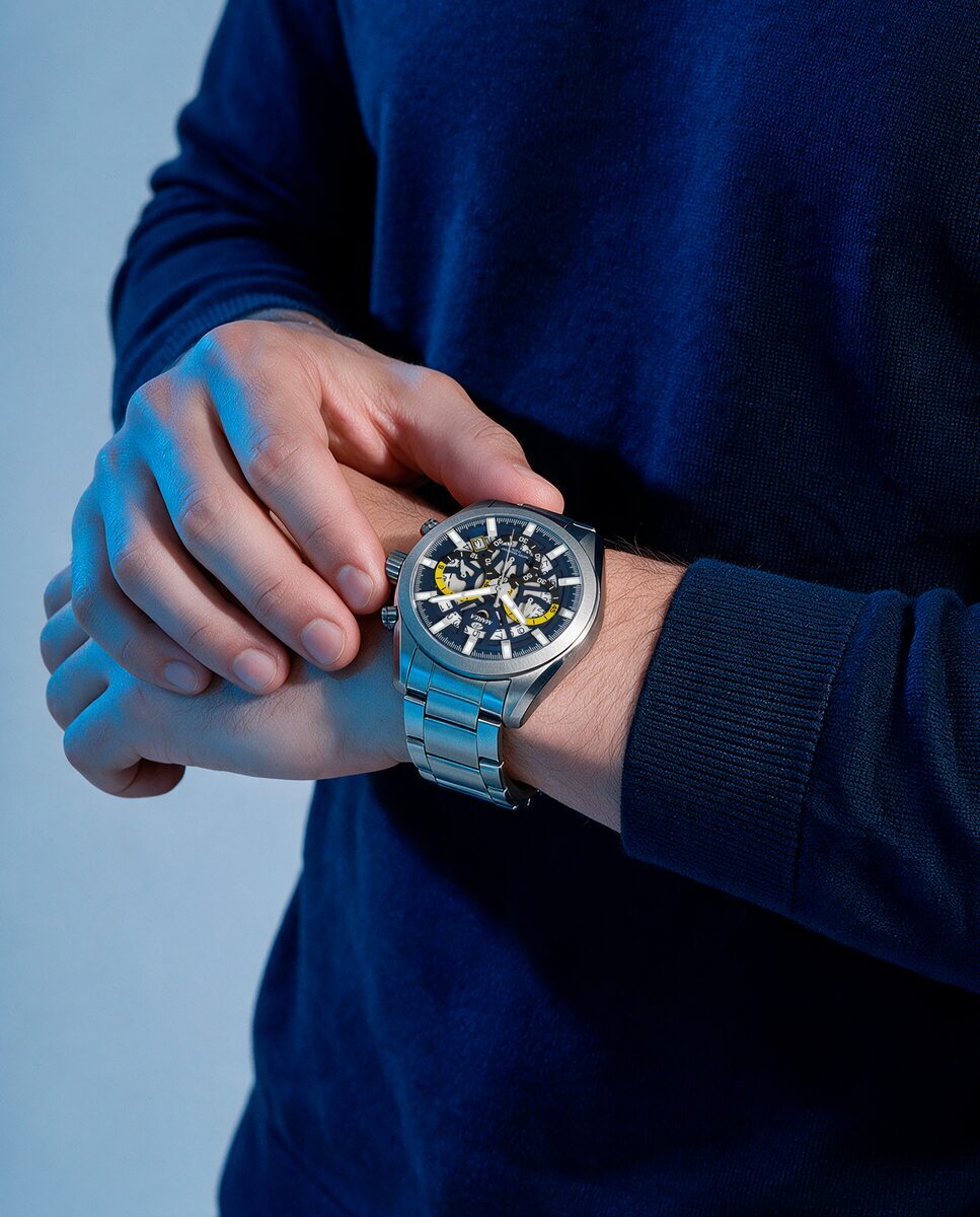 Reloj para hombre Marea, caja de acero inoxidable color plateada de 45 mm, brazalete de acero color plateado, esfera azul marino - detalle