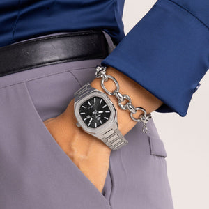 Reloj para mujer Marea, caja de metal color plateada de 34 mm, brazalete de acero color plateado, esfera negra con detalles plateados - detalle