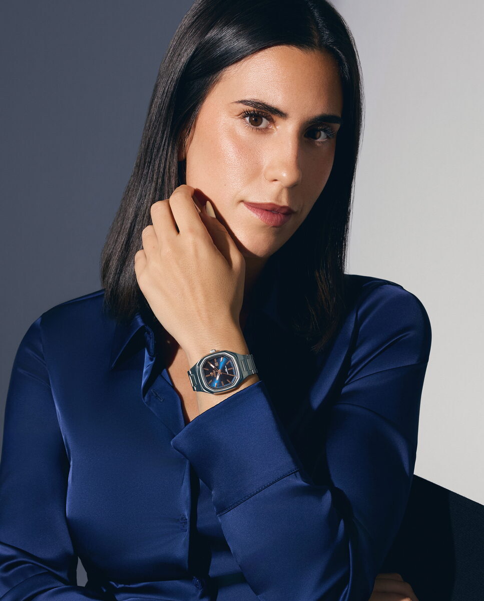 Reloj para mujer Marea, caja de metal color plateada de 34 mm, brazalete de acero color plateado, esfera azul marino con detalles rose gold - detalle