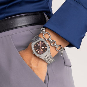Reloj para mujer Marea, caja de metal color plateada de 34 mm, brazalete de acero color plateado, esfera marrón con detalles rose gold - detalle
