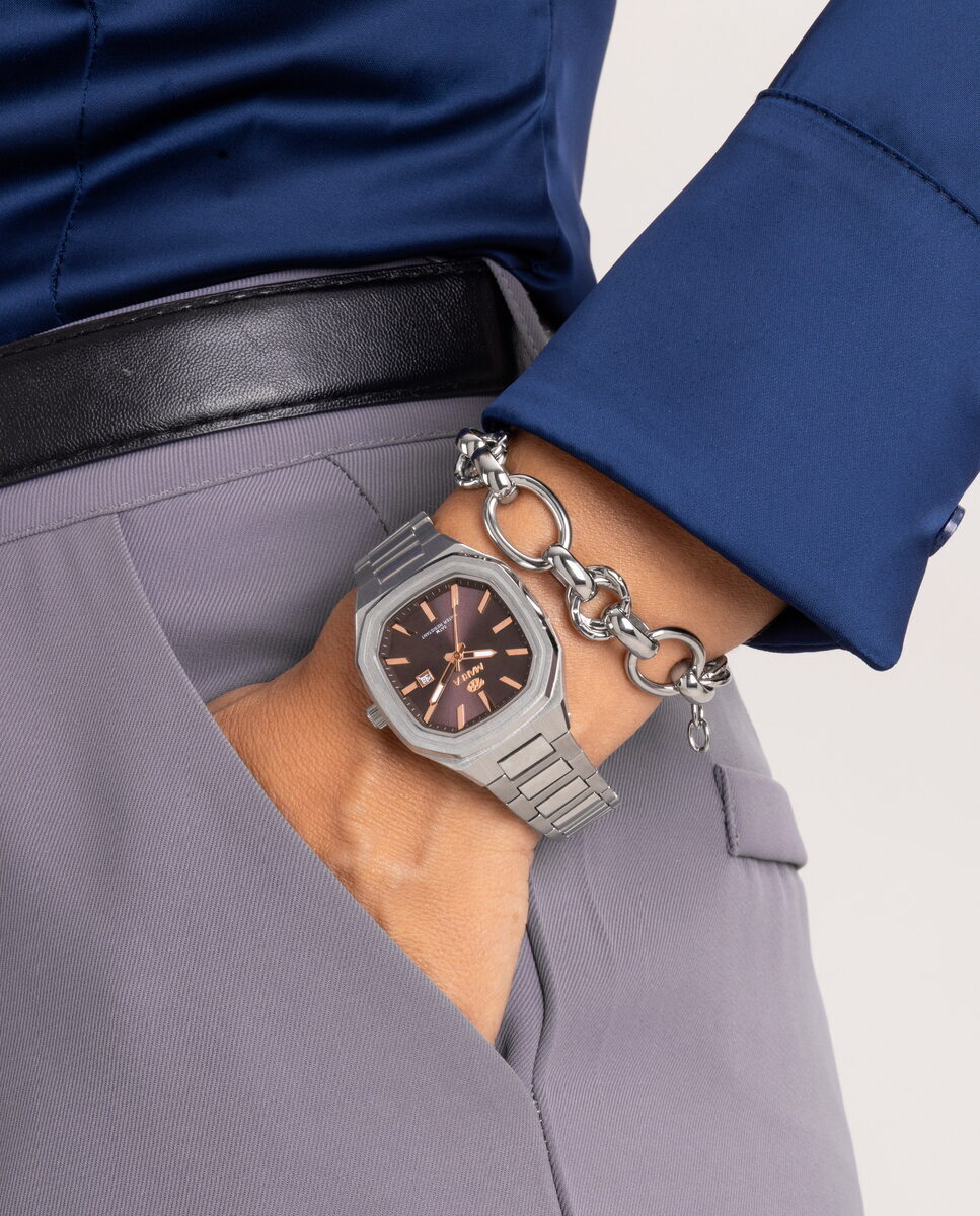 Reloj para mujer Marea, caja de metal color plateada de 34 mm, brazalete de acero color plateado, esfera marrón con detalles rose gold - detalle
