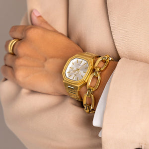 Reloj para mujer Marea, caja de metal color dorada de 34 mm, brazalete de acero color dorado, esfera plateada - detalle