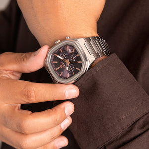 Reloj para hombre Marea, caja de acero inoxidable color plateada de 42 mm, brazalete de acero color plateado, esfera marrón - detalle