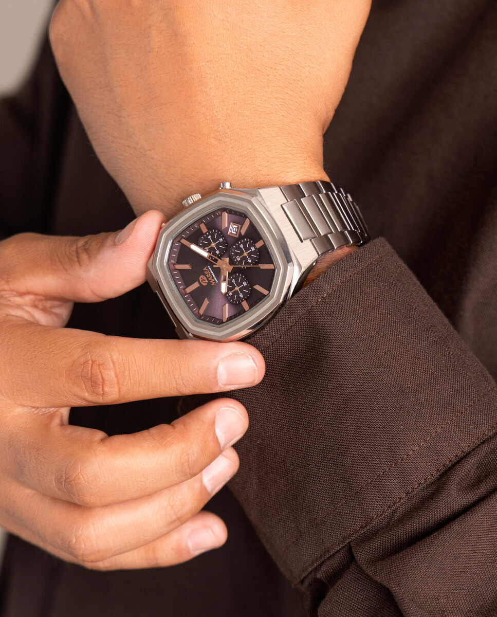 Reloj para hombre Marea, caja de acero inoxidable color plateada de 42 mm, brazalete de acero color plateado, esfera marrón - detalle