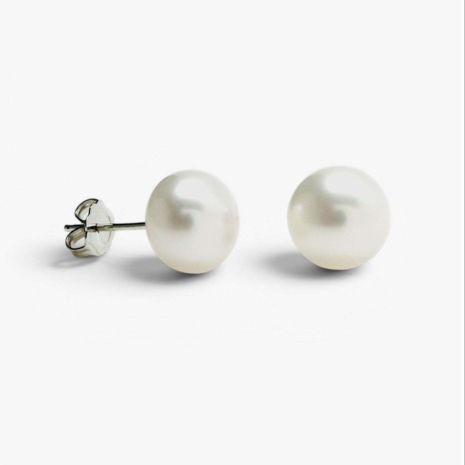 Pendientes de perla pequeños de plata de ley 925, diseño redondo y clásico, 10,5mm x 10,5mm x 9,5mm.
