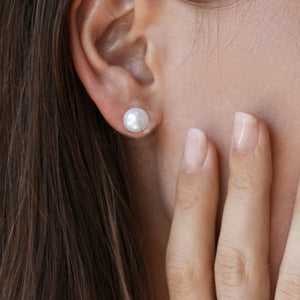 Pendientes de perla pequeños de plata de ley 925, diseño redondo y clásico, 10,5mm x 10,5mm x 9,5mm.