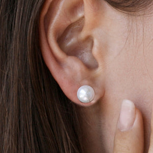 Pendientes de perla pequeños de plata de ley 925, diseño redondo y clásico, 10,5mm x 10,5mm x 9,5mm.