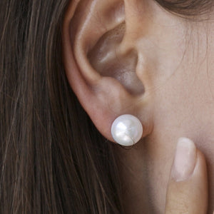 Pendientes de perla chatos de plata de ley 925, diseño clásico, 11,5mm x 11,5mm x 9,5mm.