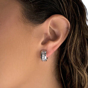 Pendientes de plata de ley con cierre omega y circonitas 9234-A oreja