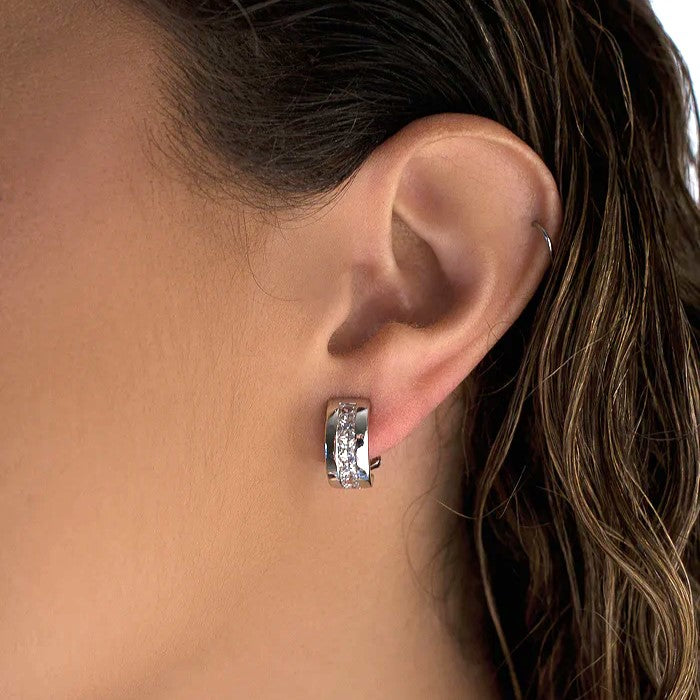 Pendientes de plata de ley con cierre omega y circonitas 9234-A oreja