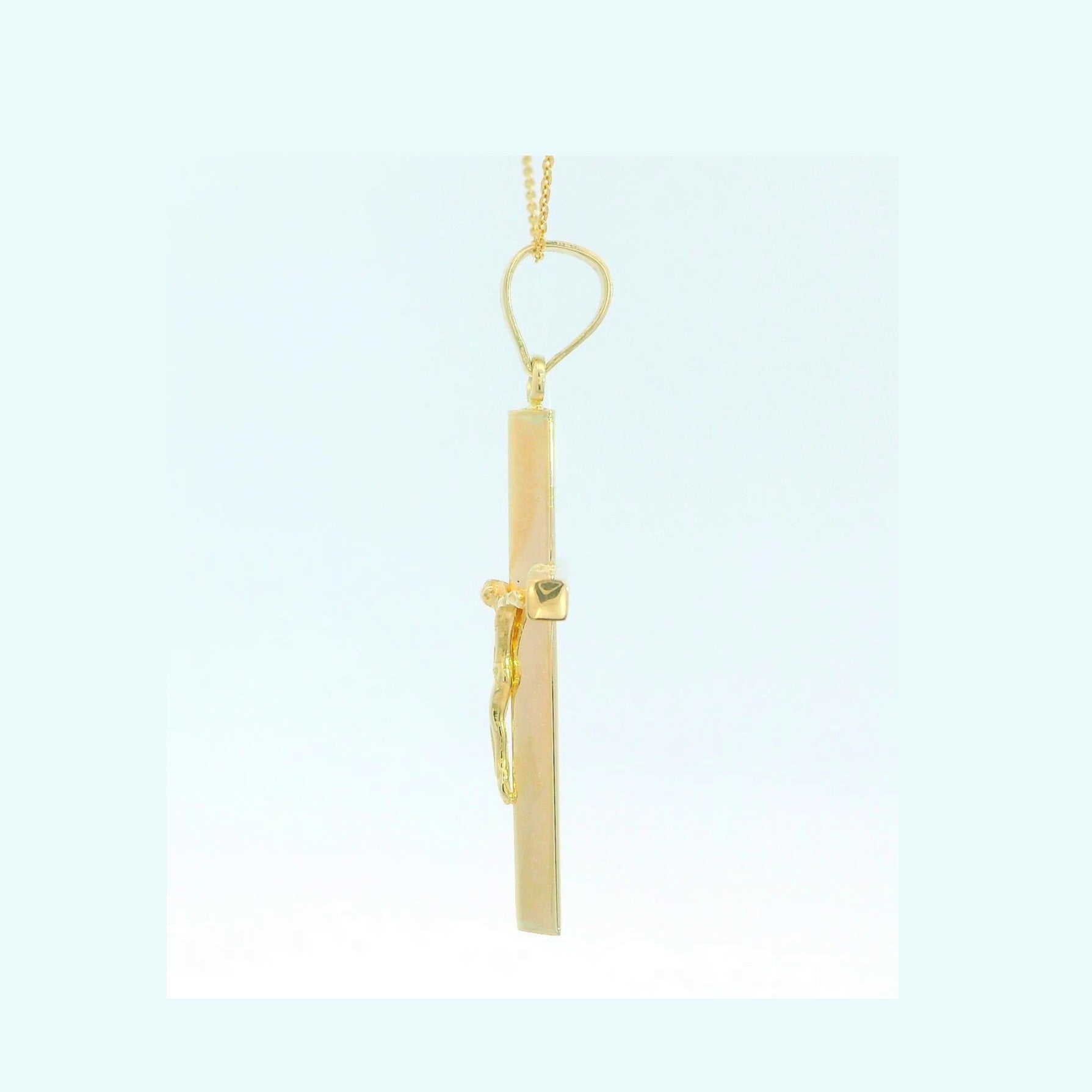 Cruz oro 9k bisel con Cristo - detalle