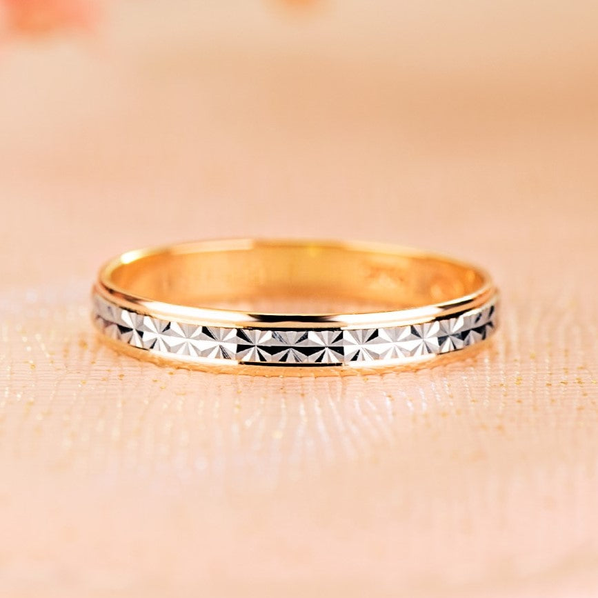 Alianza de oro 9 quilates bicolor con centro labrado