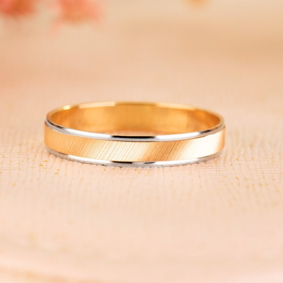 Alianza de oro 9 quilates con centro mate y bordes en oro blanco foto