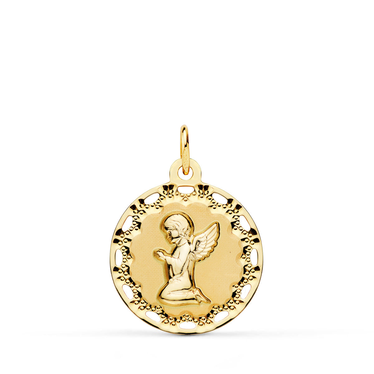 Medalla de oro 18k de ángel arrodillado en oración con cerco tallado, sobre fondo blanco